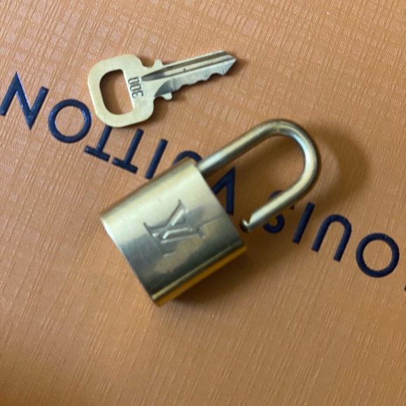 Beautiful Louis Vuitton Lock and Key - Picture 4 of 9